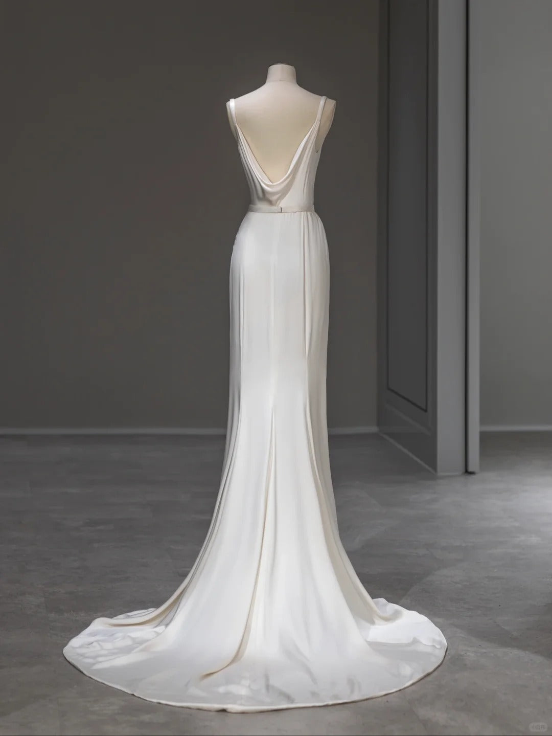 Elegantes Meerjungfrauen-Brautkleid aus weißem Satin mit Cache-Coeur-Ausschnitt für den Sommer RB4001