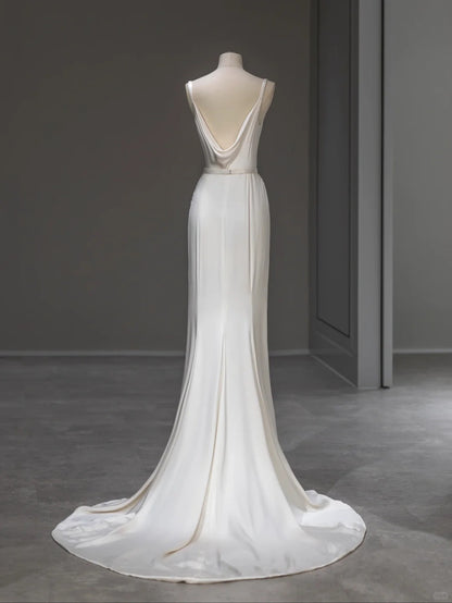 Elegantes Meerjungfrauen-Brautkleid aus weißem Satin mit Cache-Coeur-Ausschnitt für den Sommer RB4001