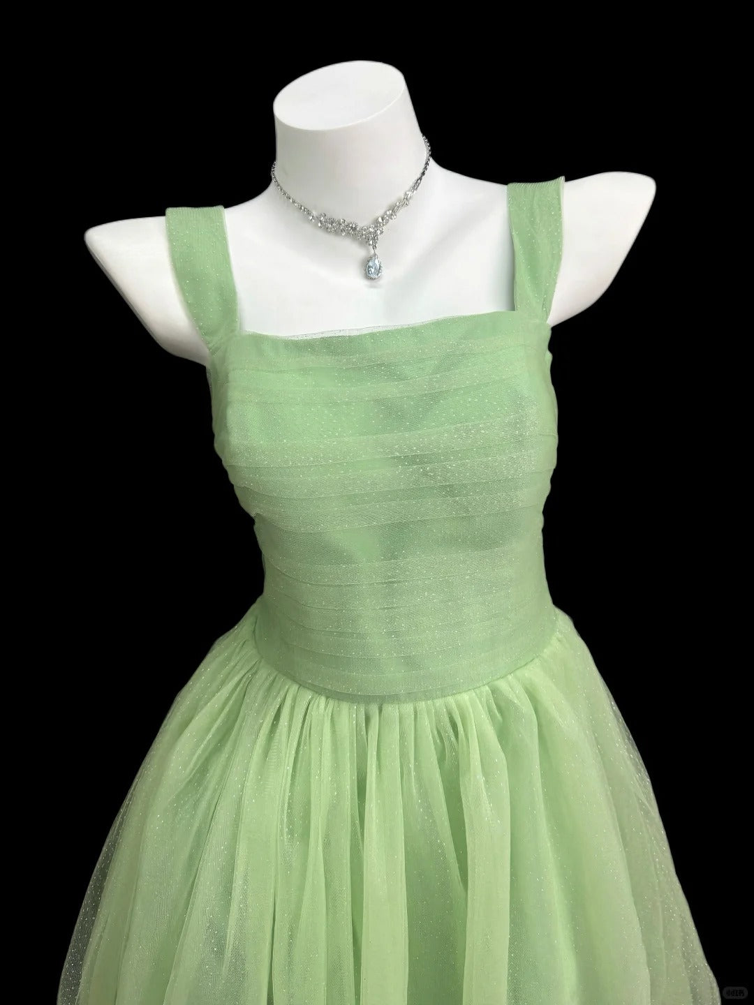 Robes de bal de fin d'année courtes en tulle vert à fines bretelles en ligne A romantiques pour le lycée N4531