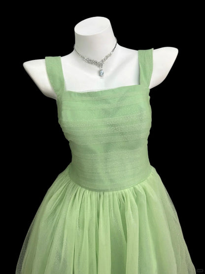Robes de bal de fin d'année courtes en tulle vert à fines bretelles en ligne A romantiques pour le lycée N4531