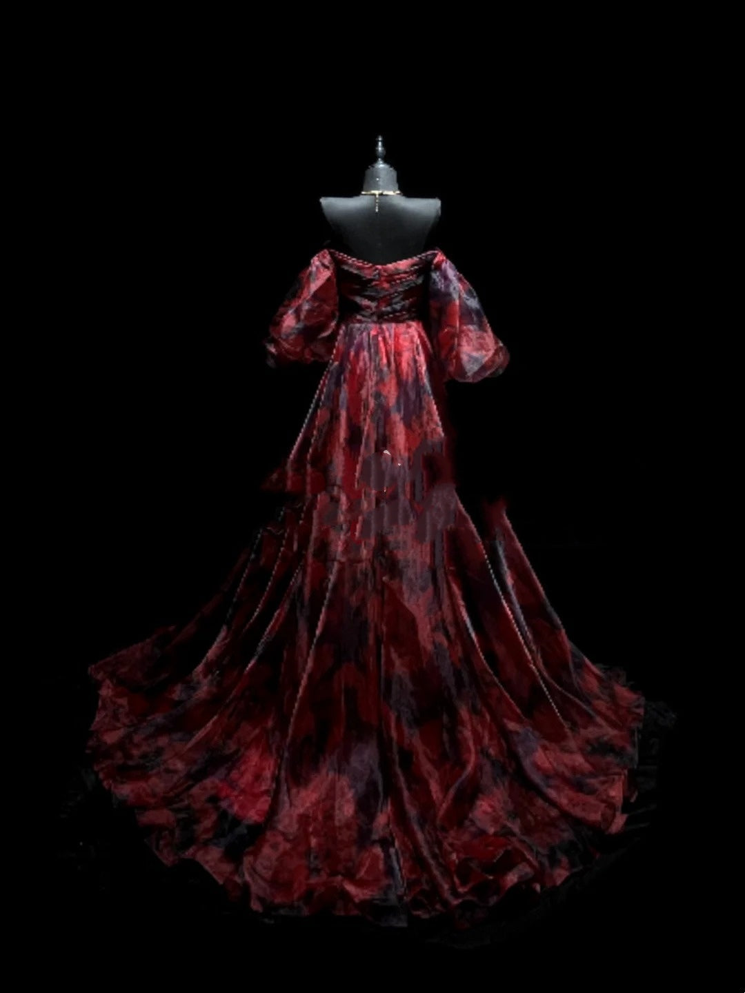 Robe de bal rétro bordeaux à épaules dénudées et manches longues, idéale pour les soirées et les bals de fin d'année. Modèle N965.