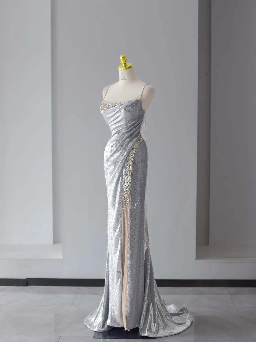 Glitzerndes Meerjungfrauen-Abschlussballkleid mit Spaghettiträgern, silbergrau, paillettenbesetzt mit Perlenstickerei, hoher Schlitz, langes Abendkleid N2922