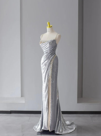 Glitzerndes Meerjungfrauen-Abschlussballkleid mit Spaghettiträgern, silbergrau, paillettenbesetzt mit Perlenstickerei, hoher Schlitz, langes Abendkleid N2922