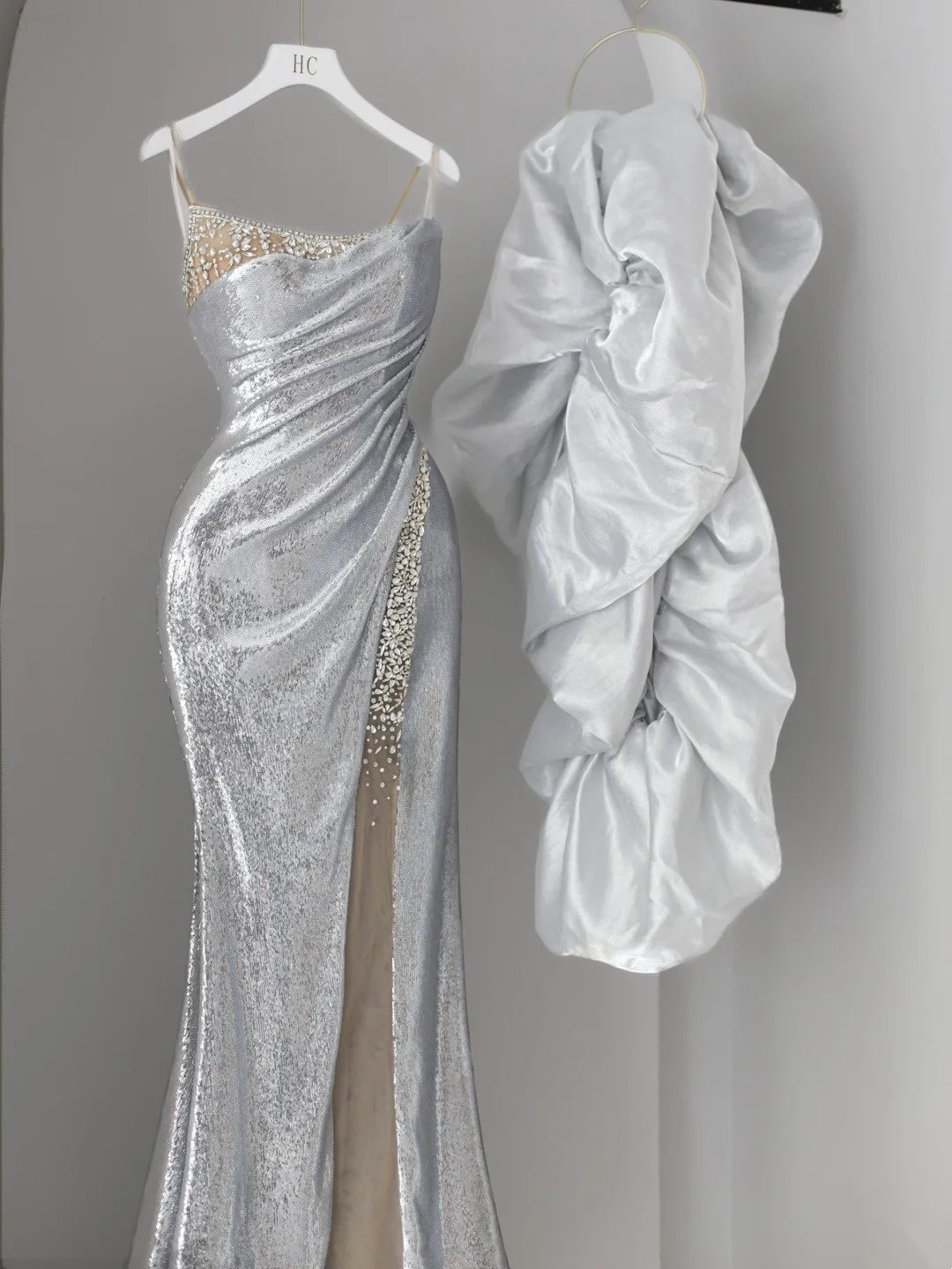 Glitzerndes Meerjungfrauen-Abschlussballkleid mit Spaghettiträgern, silbergrau, paillettenbesetzt mit Perlenstickerei, hoher Schlitz, langes Abendkleid N2922