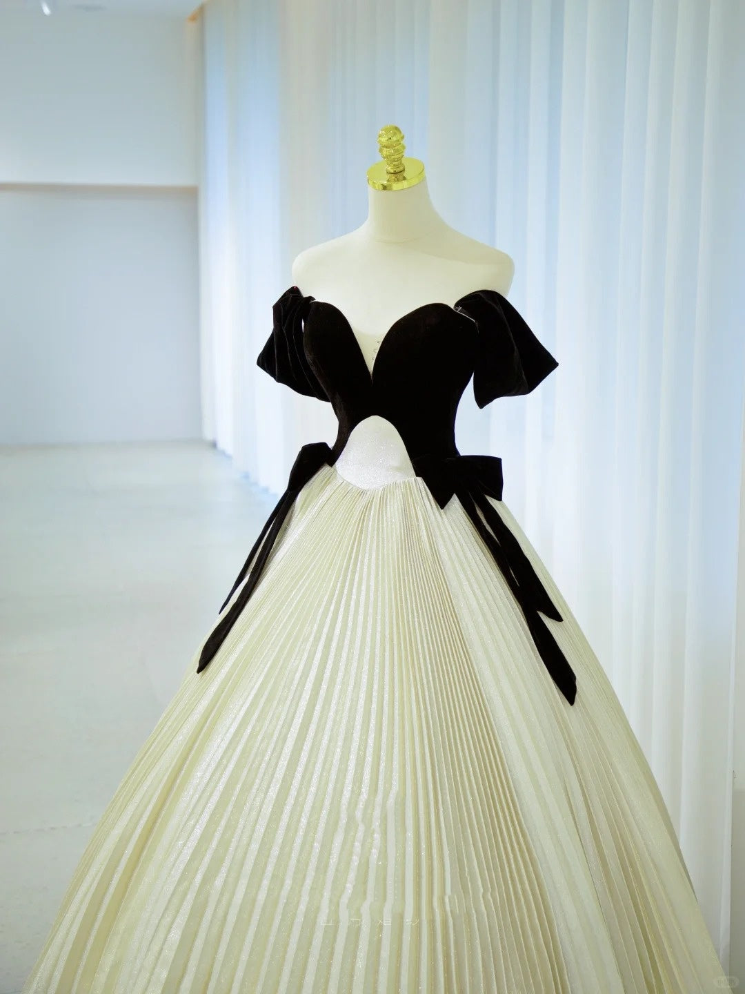 Elegante Ballkleider Abendkleid schulterfrei schwarze Tops mit Rüschen langes Abendkleid N2933