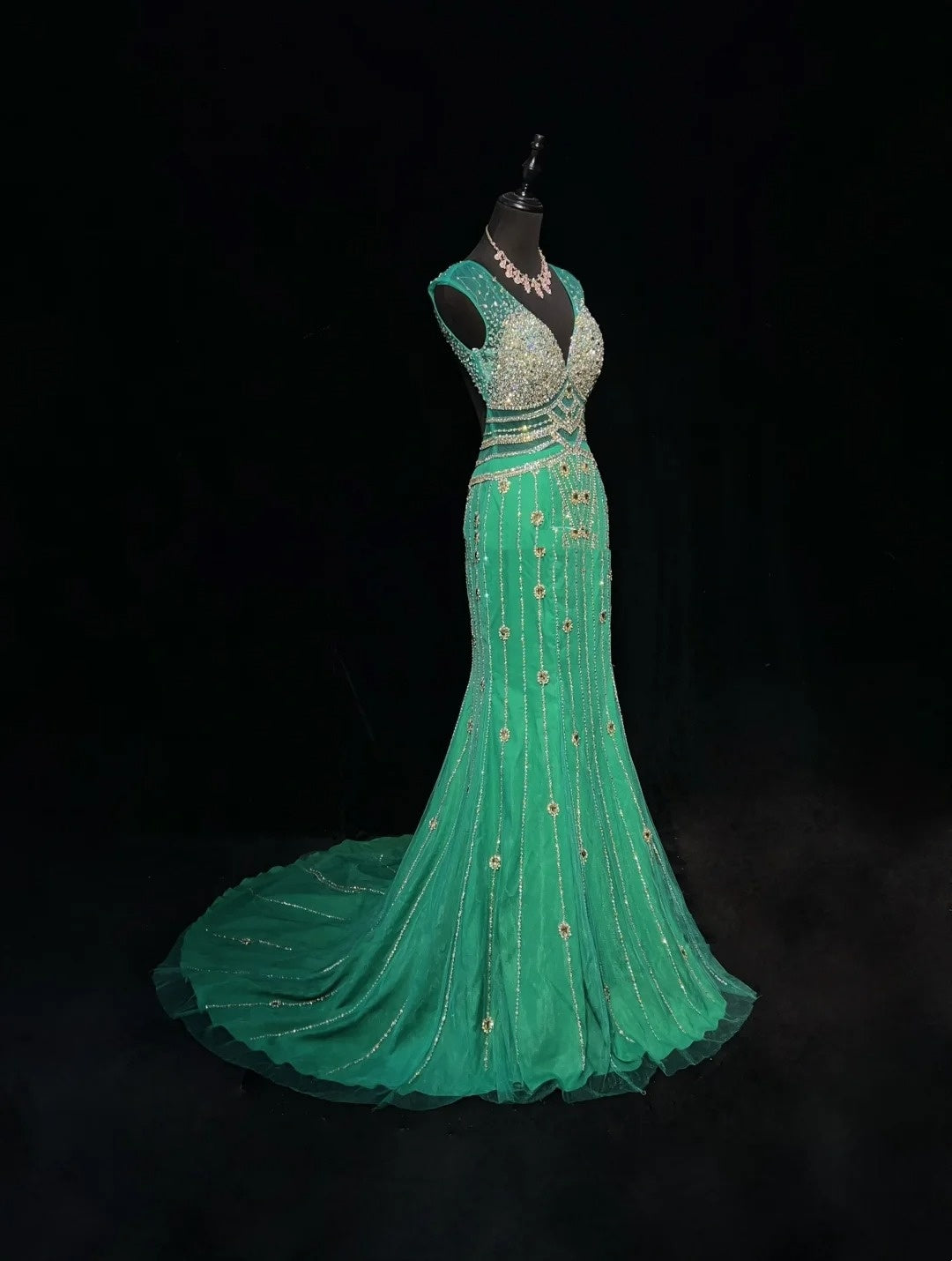 Élégante Robe de Bal Sirène Col en V Vert Tulle Dos Nu avec Perles Robe de Soirée N2872