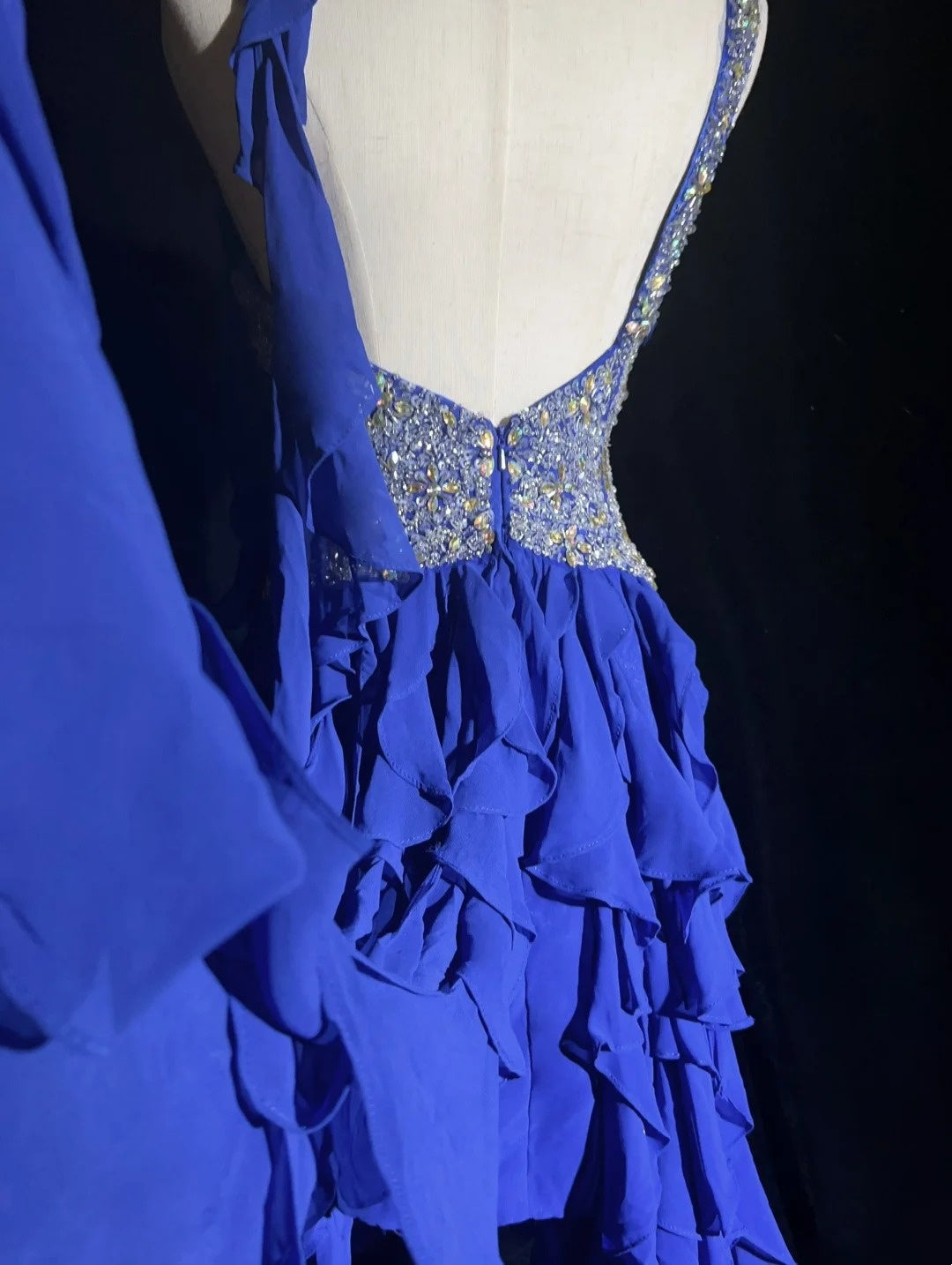 Elegante Abschlussballkleider A-Linie High-Low One-Shoulder Königsblau Chiffon mit Perlen ärmellos langes Abendkleid N2881