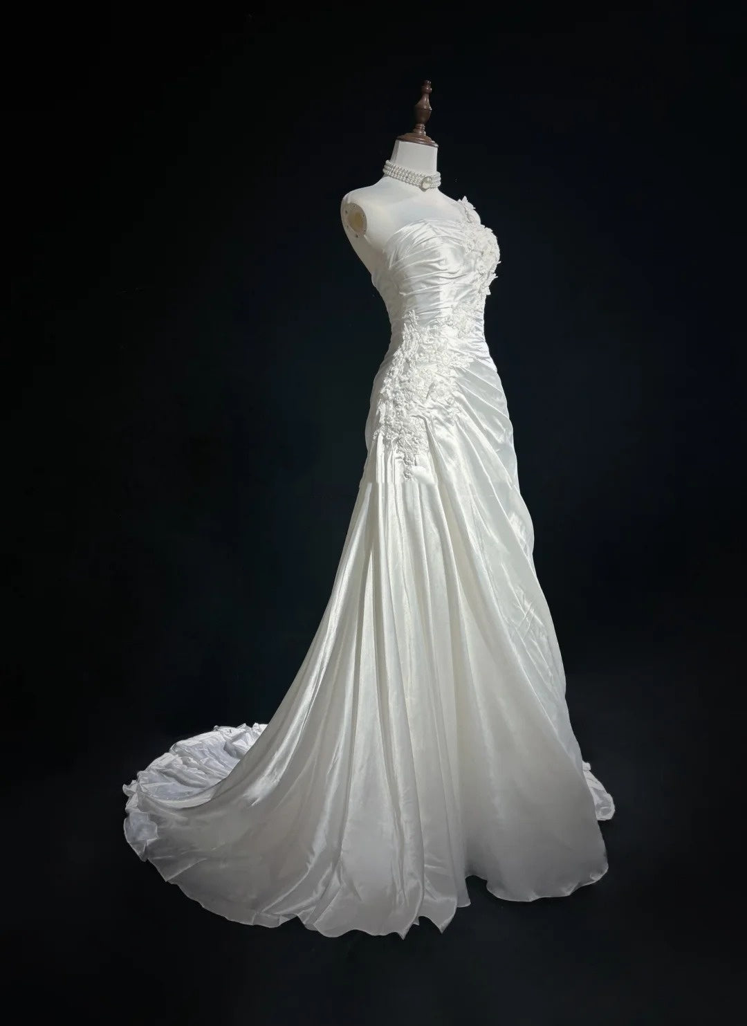 Robes de Bal Vintage Sirène Asymétrique Blanches avec Appliques Volants Satin Années 90 Robe de Soirée Formelle N2589
