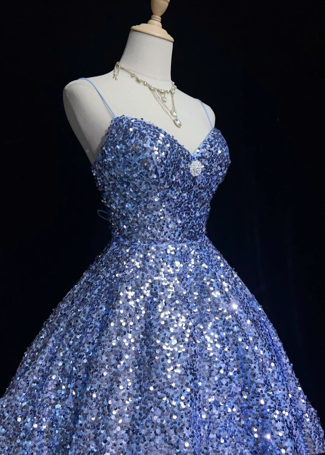 Jolie Robe de Bal Courte à Bretelles Fines Bleue Pailletée Robe de Soirée N2440
