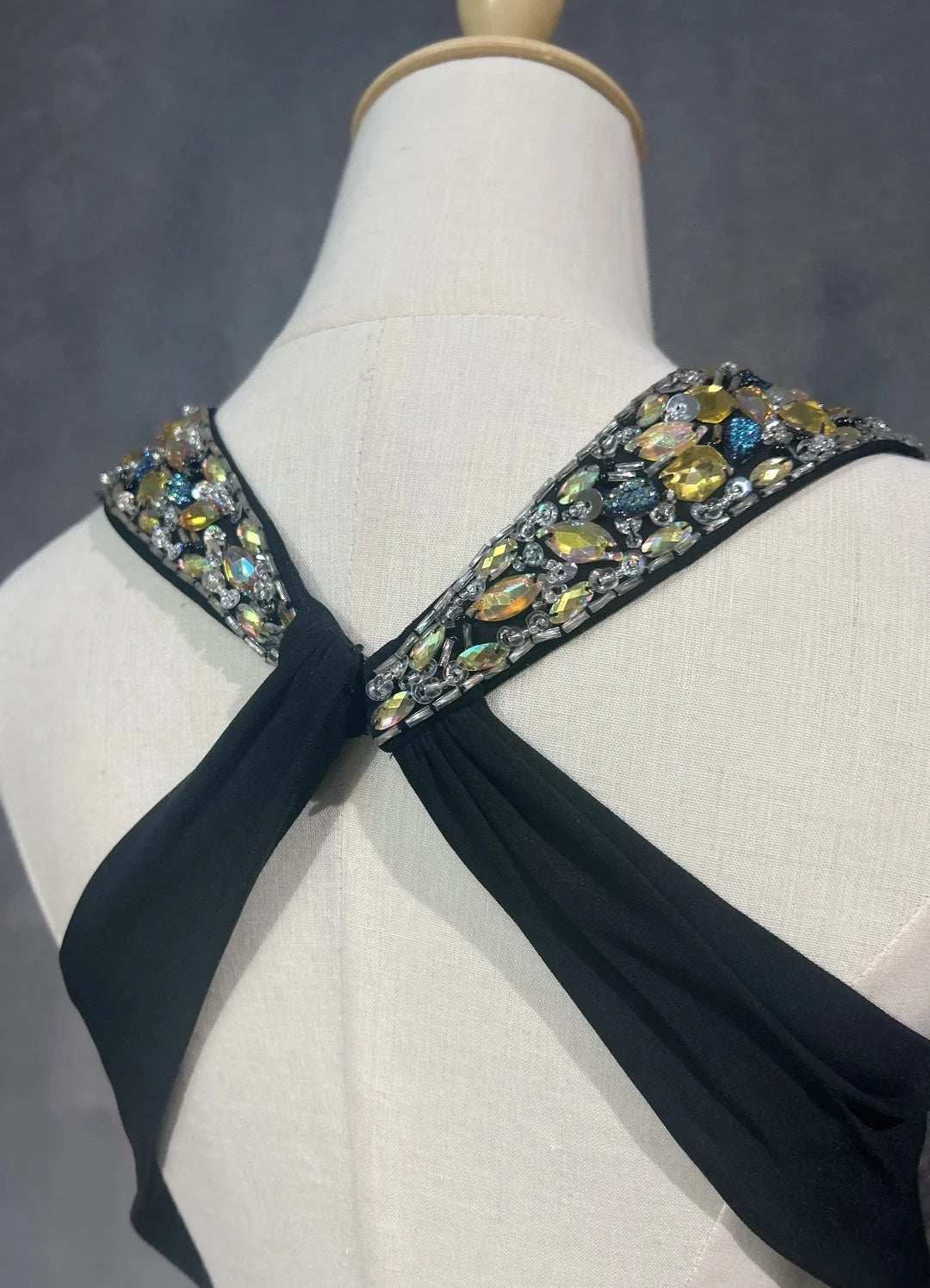 Vintage Abschlussballkleider Meerjungfrau Neckholder Black Tie Kleid Satin 70er Jahre mit Perlen Bestickt Rückenfrei Langes Abendkleid N2519