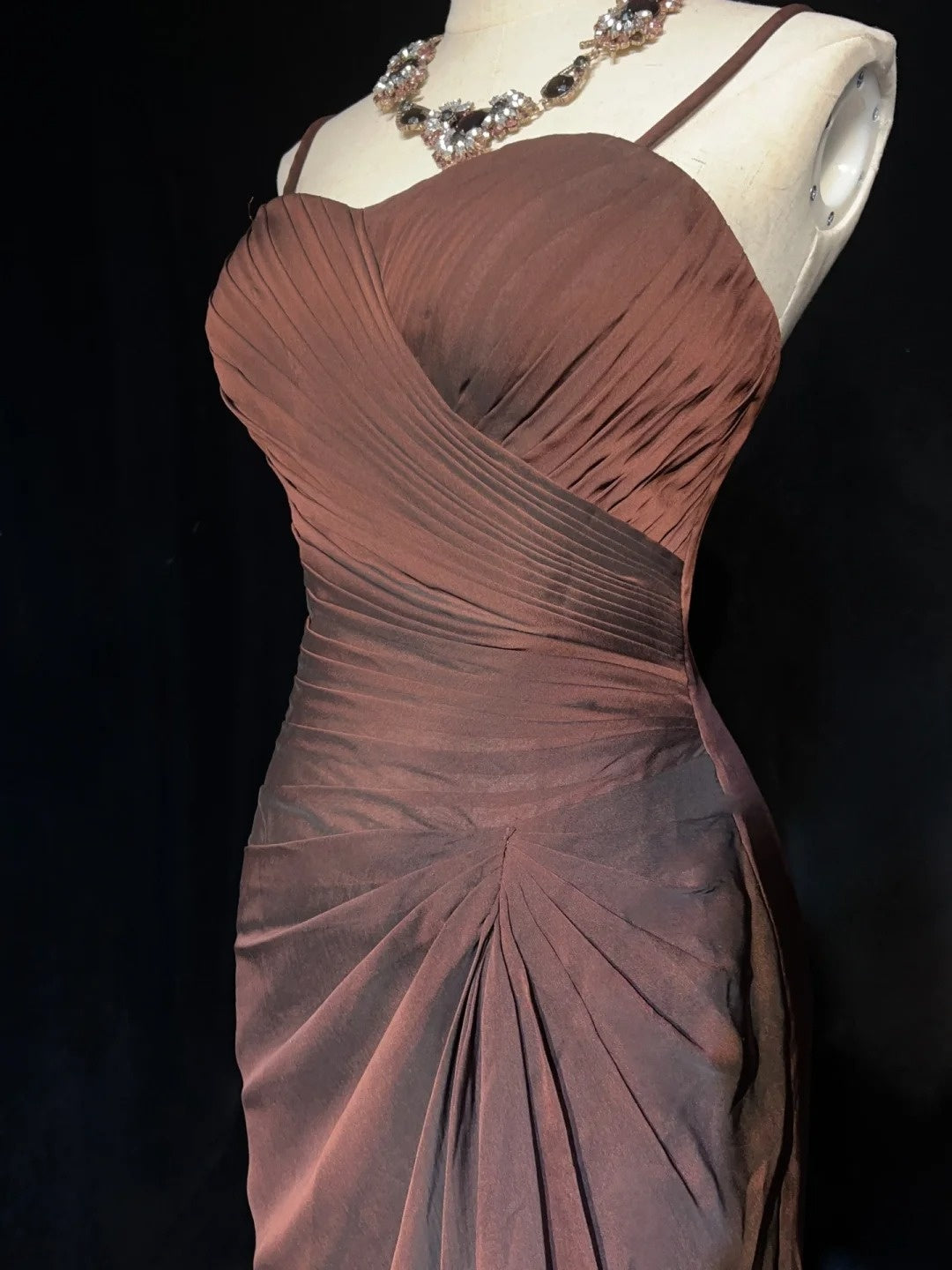 Bescheidene Abschlussballkleider Meerjungfrau Spaghetti-Träger Braun Ärmellos Mit Rüschen Abendkleid N3838