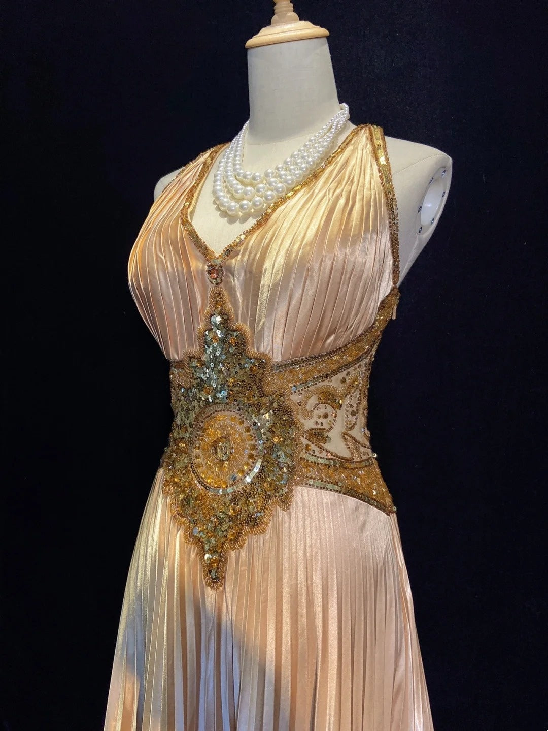 Vintage Abschlussballkleider 80er Jahre A-Linie Neckholder Ärmellos Gold mit Perlen Semi Formale Abendoutfits N3610
