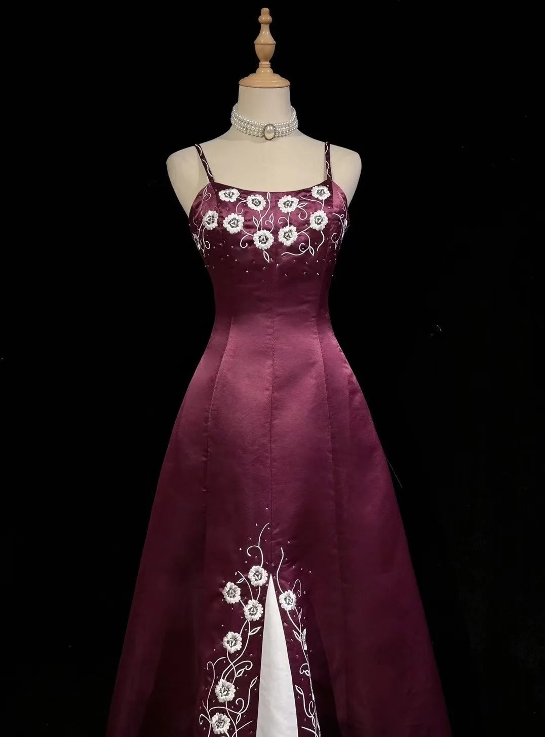 Vintage Ballkleider Abschlussballkleid Spaghettiträger Lila Satin mit Perlenstickerei 1950er Langes Abendkleid N2593
