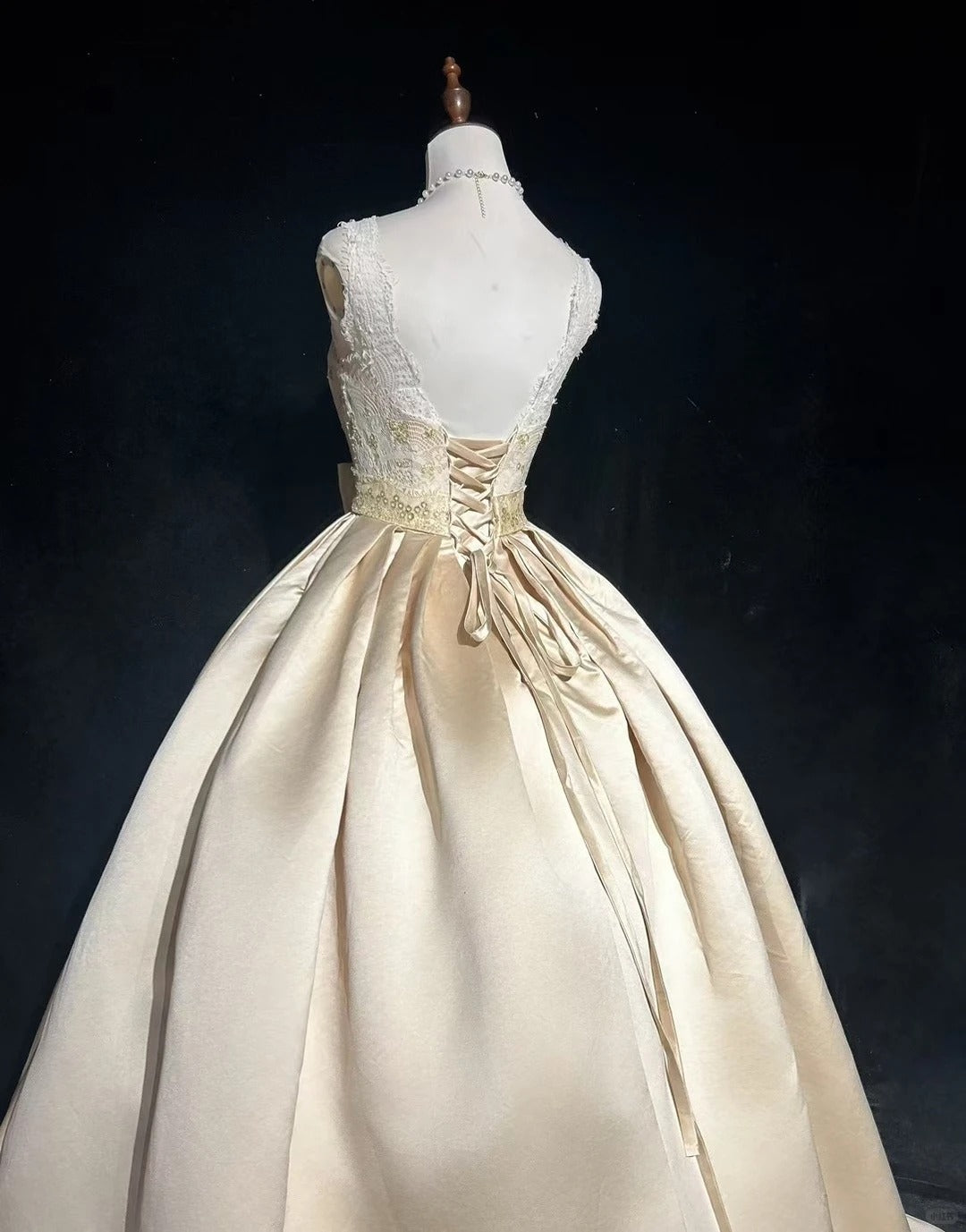 Robes de mariée intemporelles Robe de bal Col carré Satin Champagne avec dentelle perlée Longue robe de mariée N3435