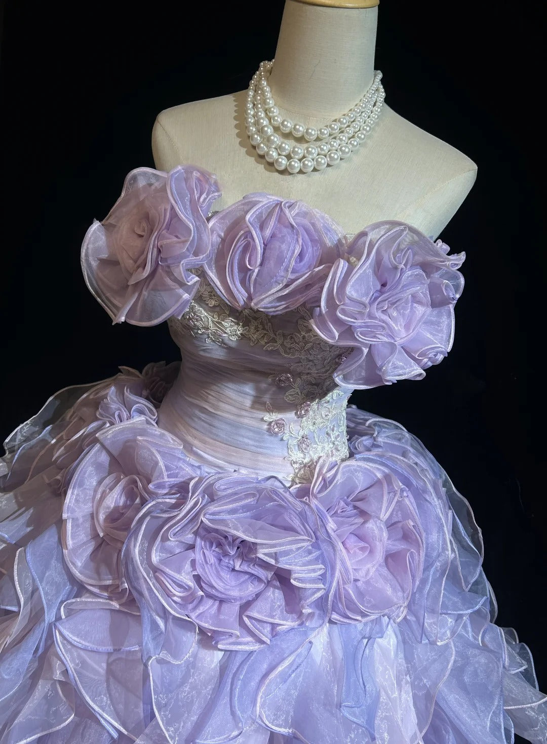 Bescheidene Ballkleider für den Abschlussball, trägerlos, lila Organza mit Stufenlagen, langes Quinceañera-Kleid N3128