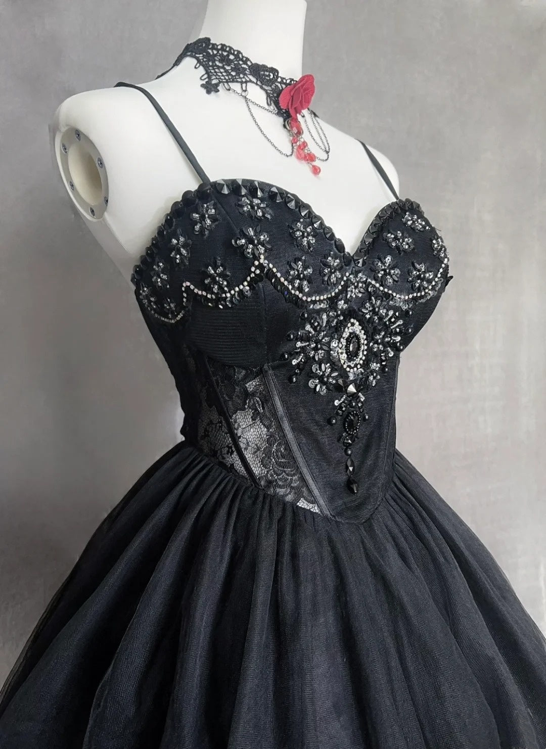 Jolie robe de bal courte en tulle noir à fines bretelles pour les retrouvailles N2521