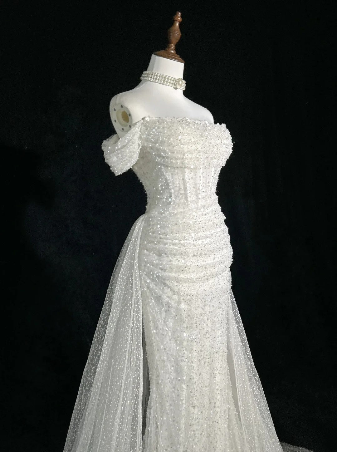 Einzigartige Hochzeitskleider Meerjungfrau schulterfrei Pailletten mit Rüschen Weißes langes Brautkleid N3619