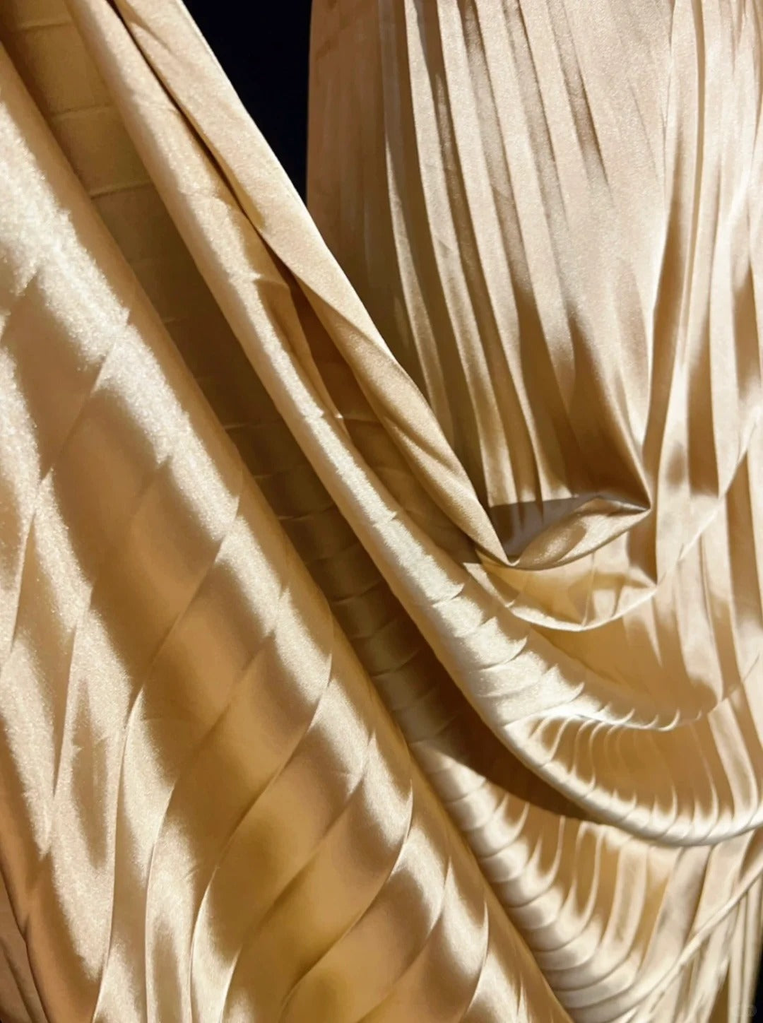 Elegante Abschlussballkleider A-Linie Spaghettiträger Gold Satin mit Rüschen Perlenbesatz Langes Abendkleid N2900