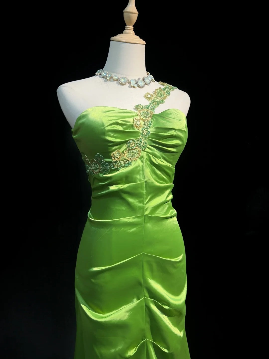 Robes de bal vintage Sirène Asymétrique Satin Vert Clair Perlé Robe Longue de Soirée N2450