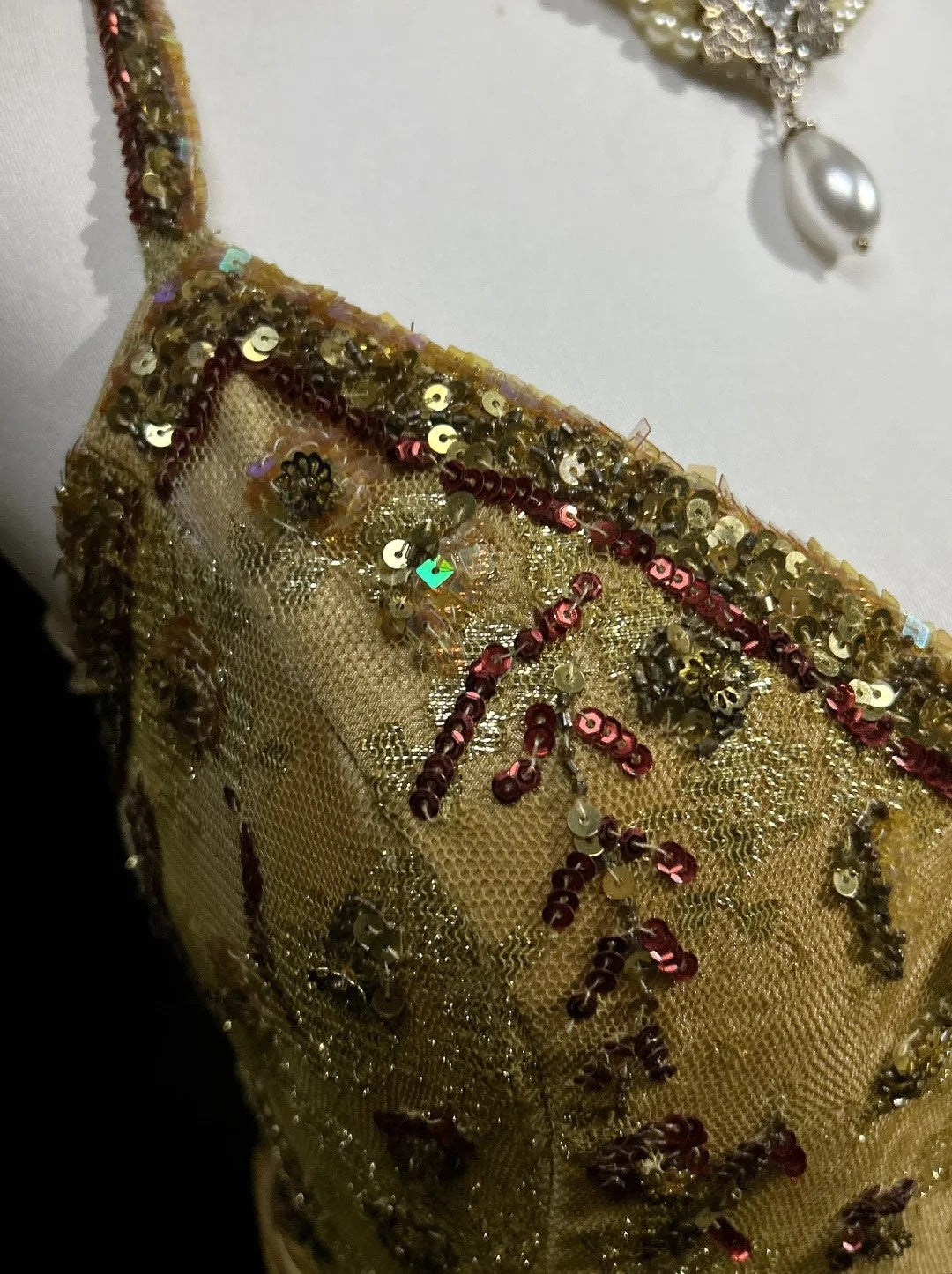 Vintage Prom Dresses A-Linie Spaghettiträger Gold Satin mit Rüschen Perlenstickerei Langes Abendkleid N2501