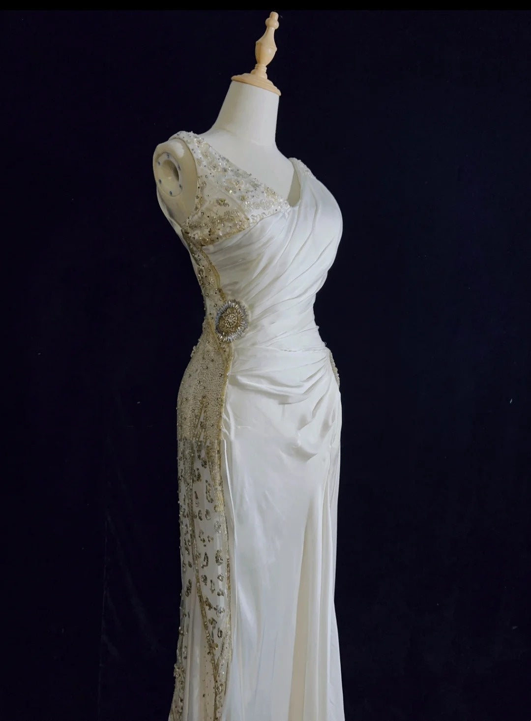 Robes de bal sirène modestes en satin blanc sans manches à col en V avec volants Robe de soirée formelle N3824