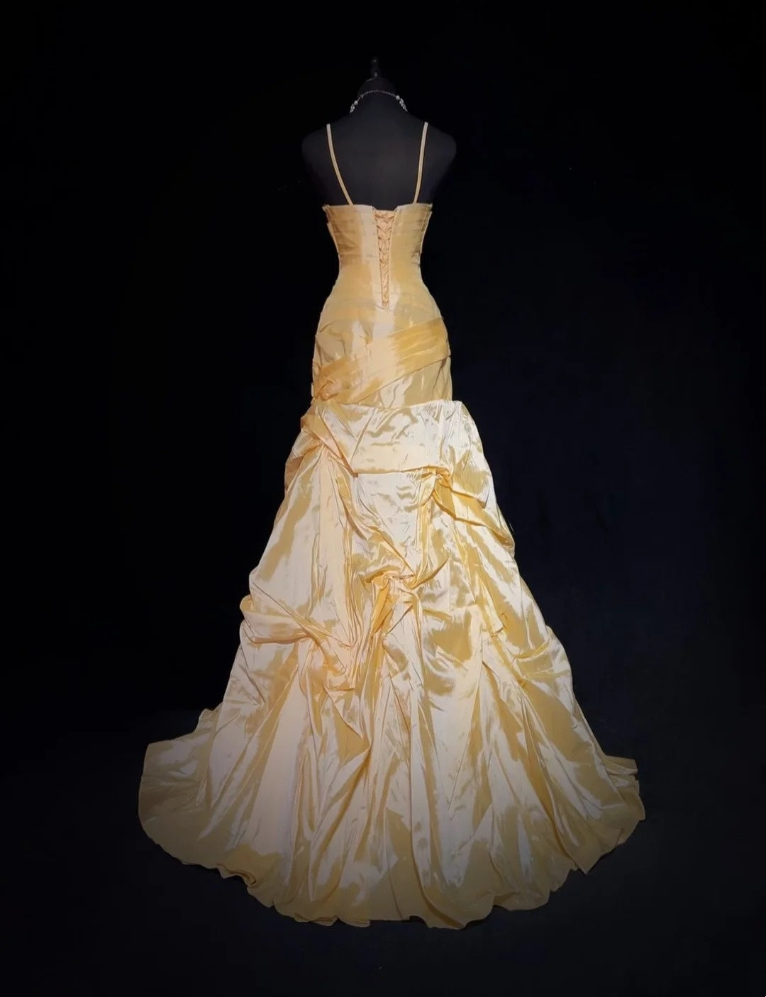 Robes de bal élégantes Robe de soirée en taffetas jaune à fines bretelles avec plis, longue robe de cérémonie N2918