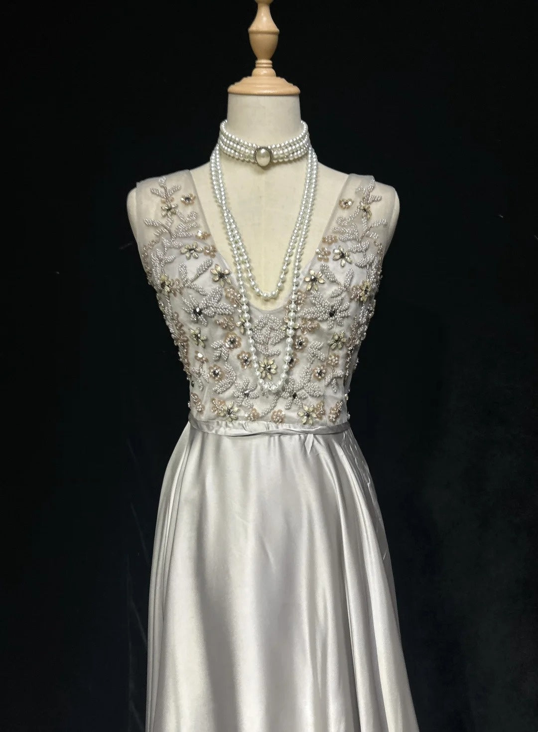Robes de bal vintage en satin argenté, coupe trapèze, col en V, avec perles, longue robe de soirée N2454