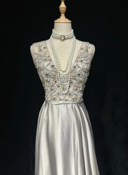 Robes de bal vintage en satin argenté, coupe trapèze, col en V, avec perles, longue robe de soirée N2454