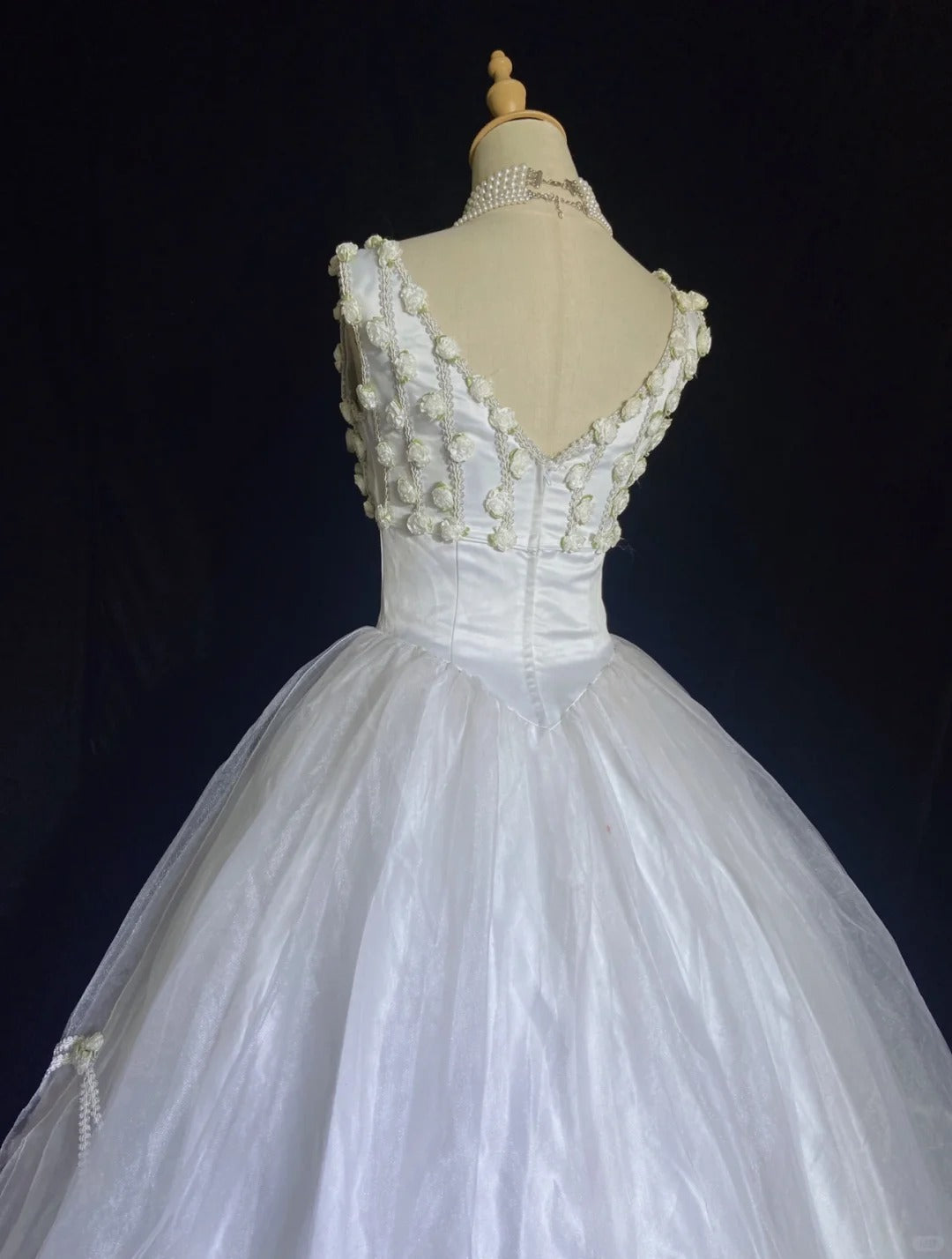 Timeless Wedding Dresses Ball Gown V Neck White Tulle With Flowers Long Brides Gown N3475