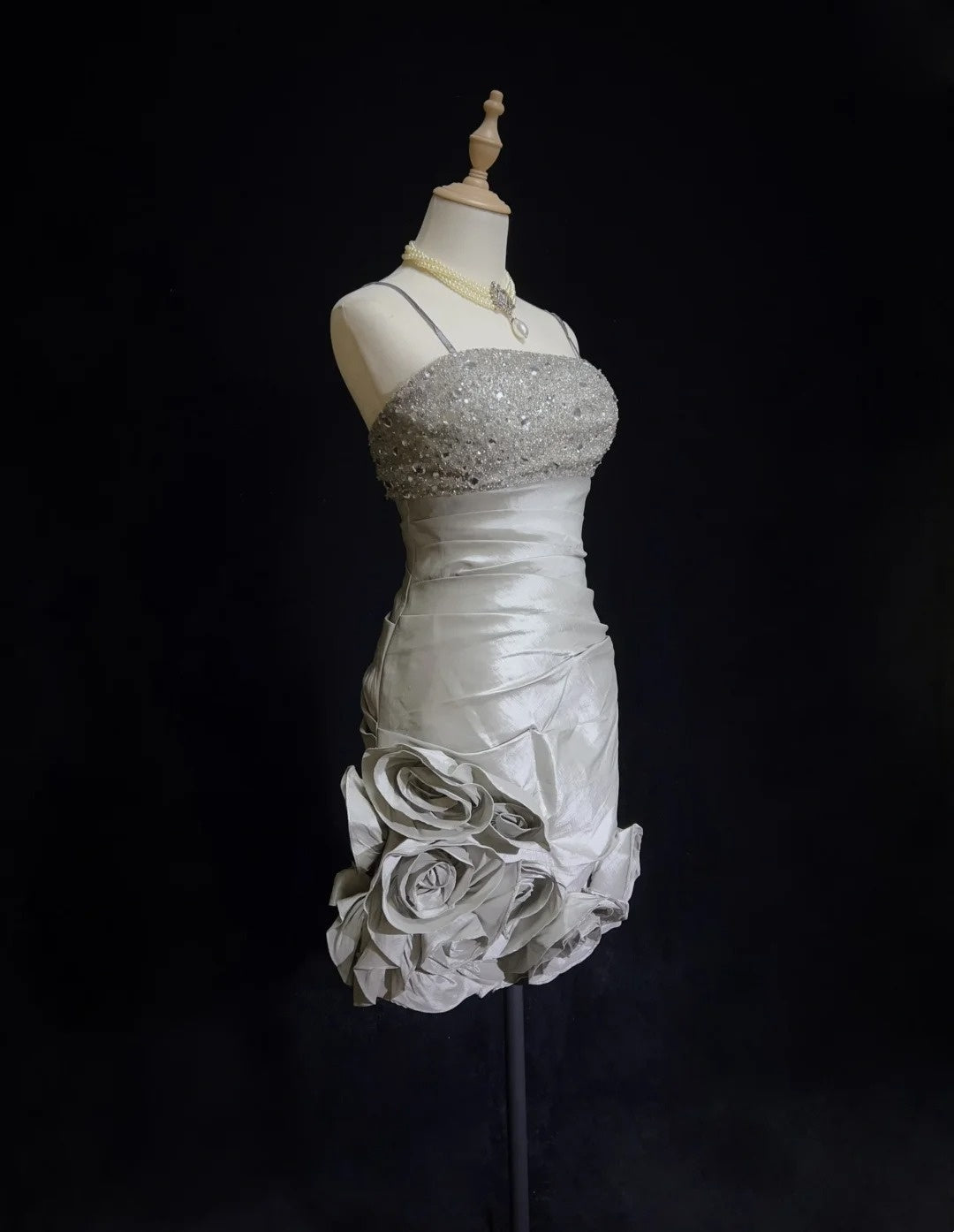 Elegantes Etui-Kleid mit Spaghettiträgern in Silbergrau, eng anliegend, Abschlussfeier, kurz, Mini-Abschlussballkleid, Hoco-Kleid N2873