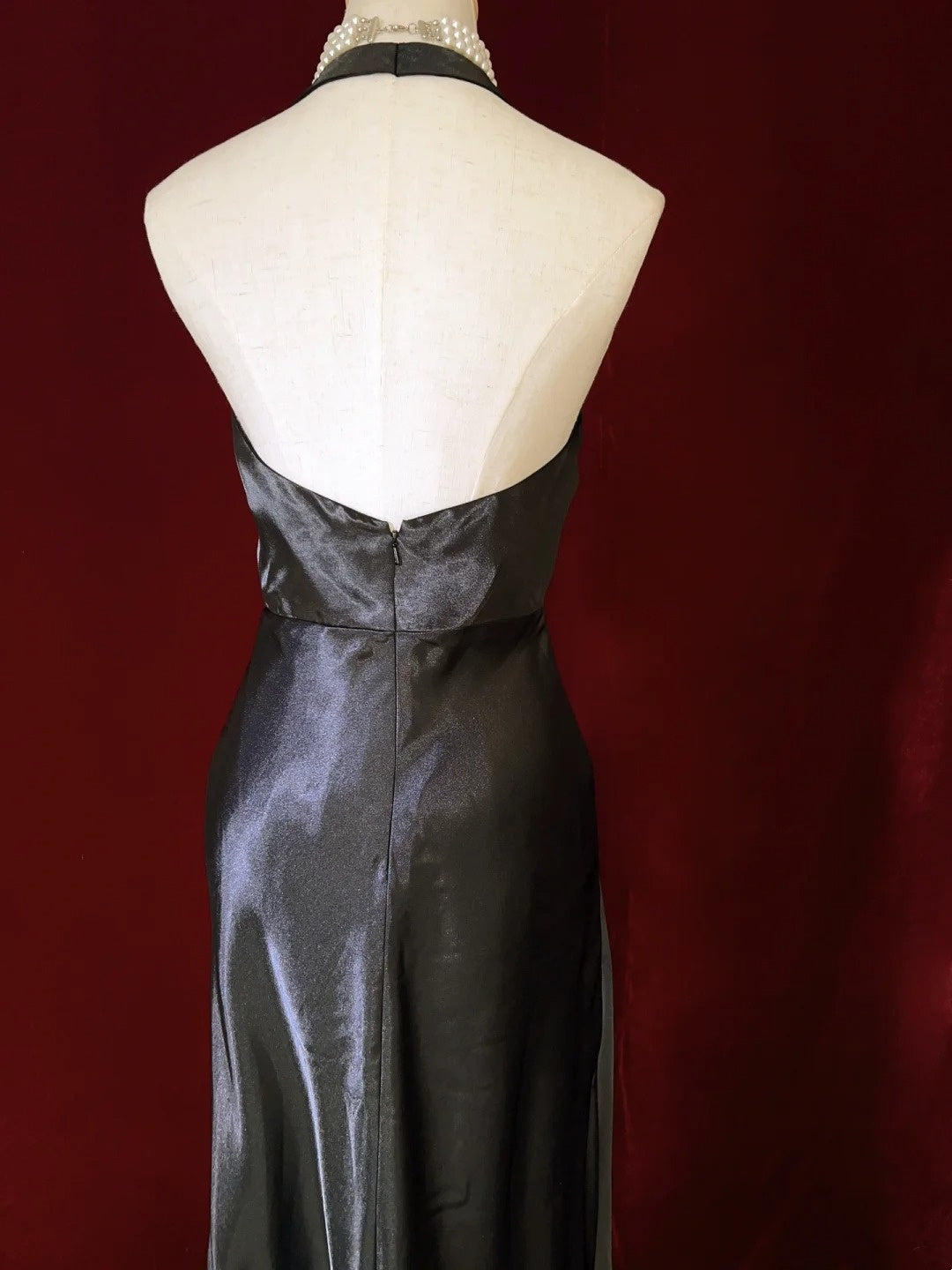 Wunderschöne Abschlussballkleider Meerjungfrau V-Ausschnitt Black Tie Kleid Satin mit Rüschen-Oberteil Lange Abendgarderobe N3368