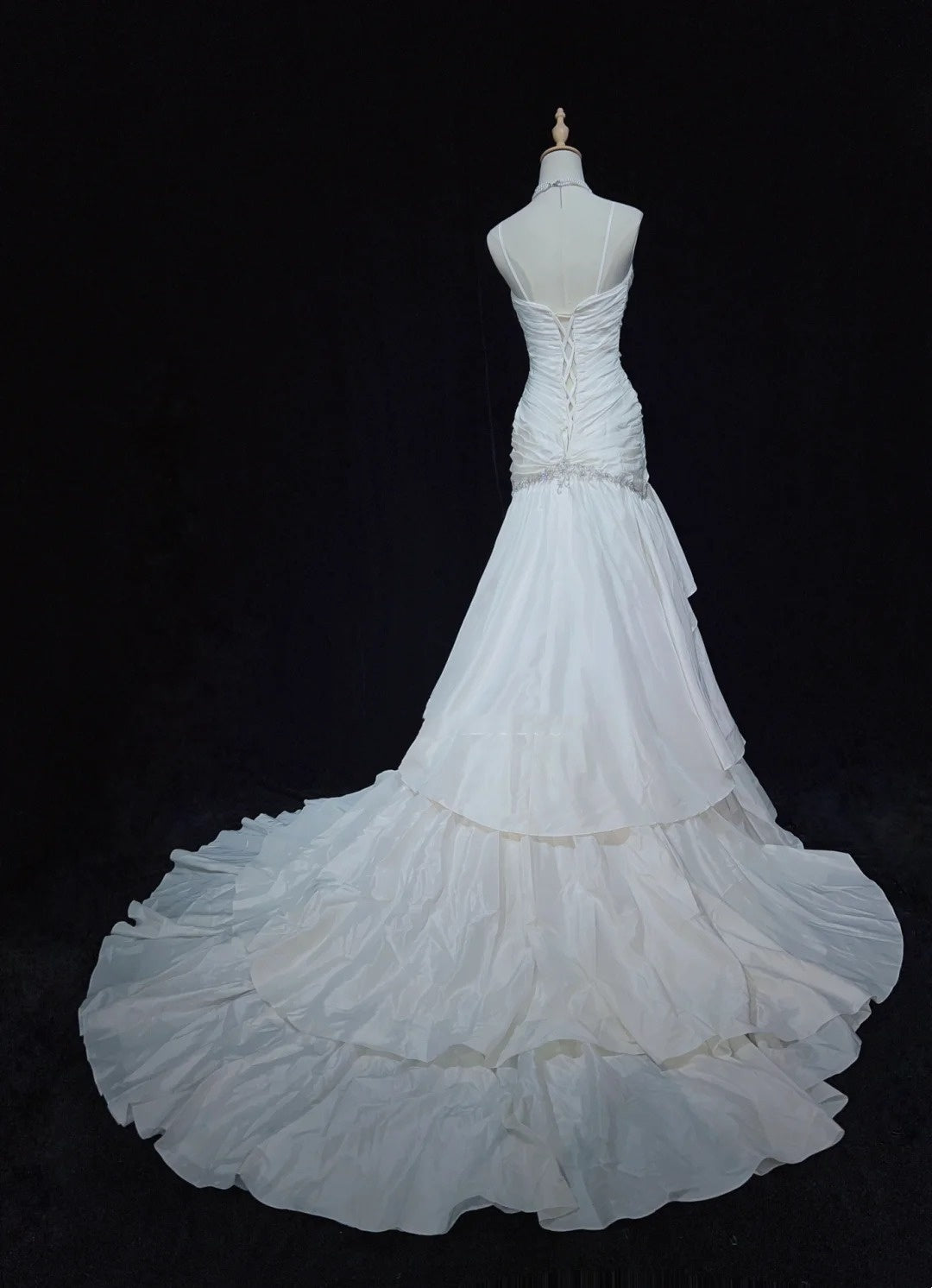 Robes de Mariée Uniques Sirène Bretelles Fines Plage Boho Satin Avec Couches Étages Robe de Mariée Longue Blanche N3612