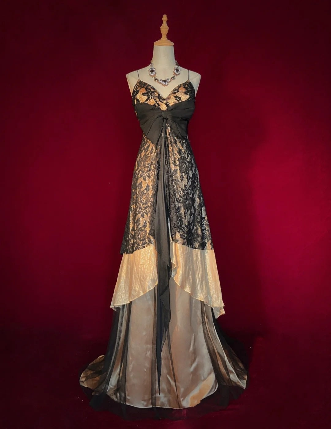 Robes de Bal Simples Coupe Trapèze Bretelles Fines Dentelle Noire Avec Volants Longues Tenues de Soirée N3438