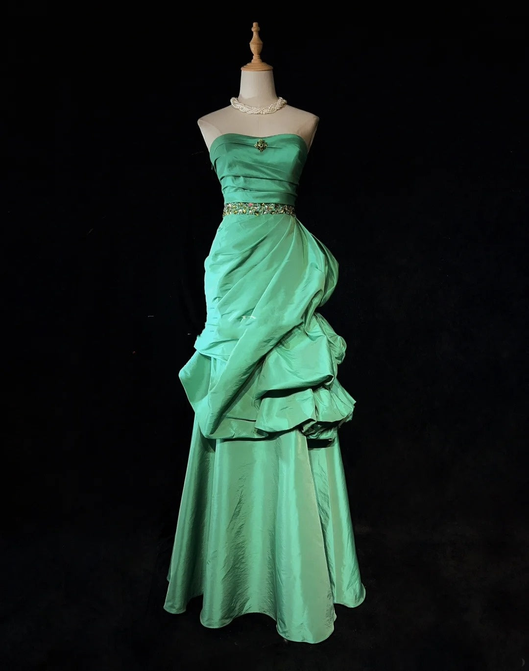 Wunderschöne Ballkleider für den Abschlussball, herzförmiger Ausschnitt, grüner Satin mit gerafften langen Abendoutfits N3379