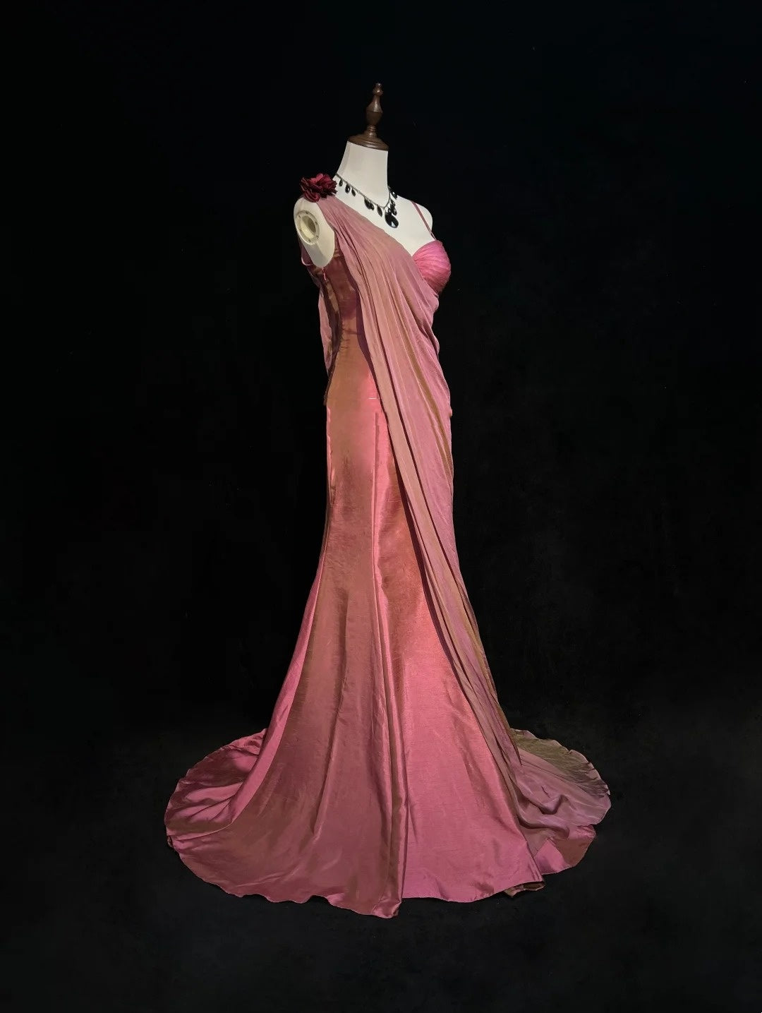 Vintage Abschlussballkleider 1960er Meerjungfrau Asymmetrische Träger Chiffon Rosa Mit Rüschen Langes Ballkleid N3095