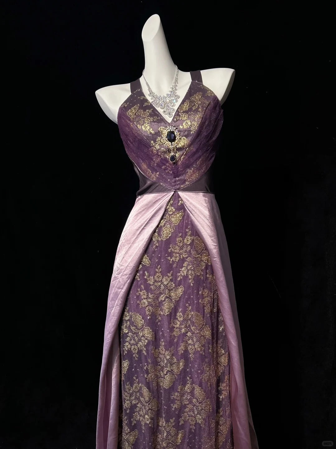 Vintage Abschlussballkleider 1950er Jahre A-Linie Neckholder Traube Satin mit goldener Spitze Ärmellose Abendgarderobe RB4332