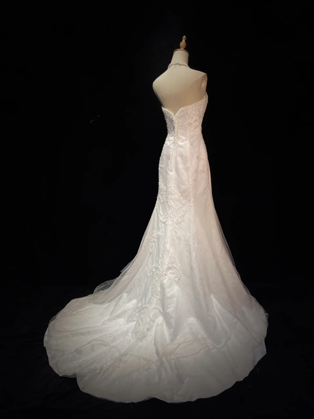 Einzigartige Hochzeitskleider Meerjungfrau Trägerlos Satin mit Applikationen Weiß Lang Brautkleid N3402