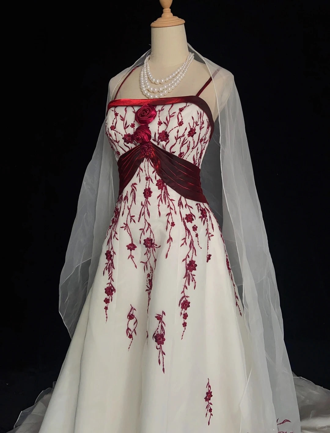 Einzigartige Brautkleider A-Linie Spaghettiträger Bordeaux Stickerei Weiß Strand Sommer Mit Cape Boho Langes Brautkleid N3308