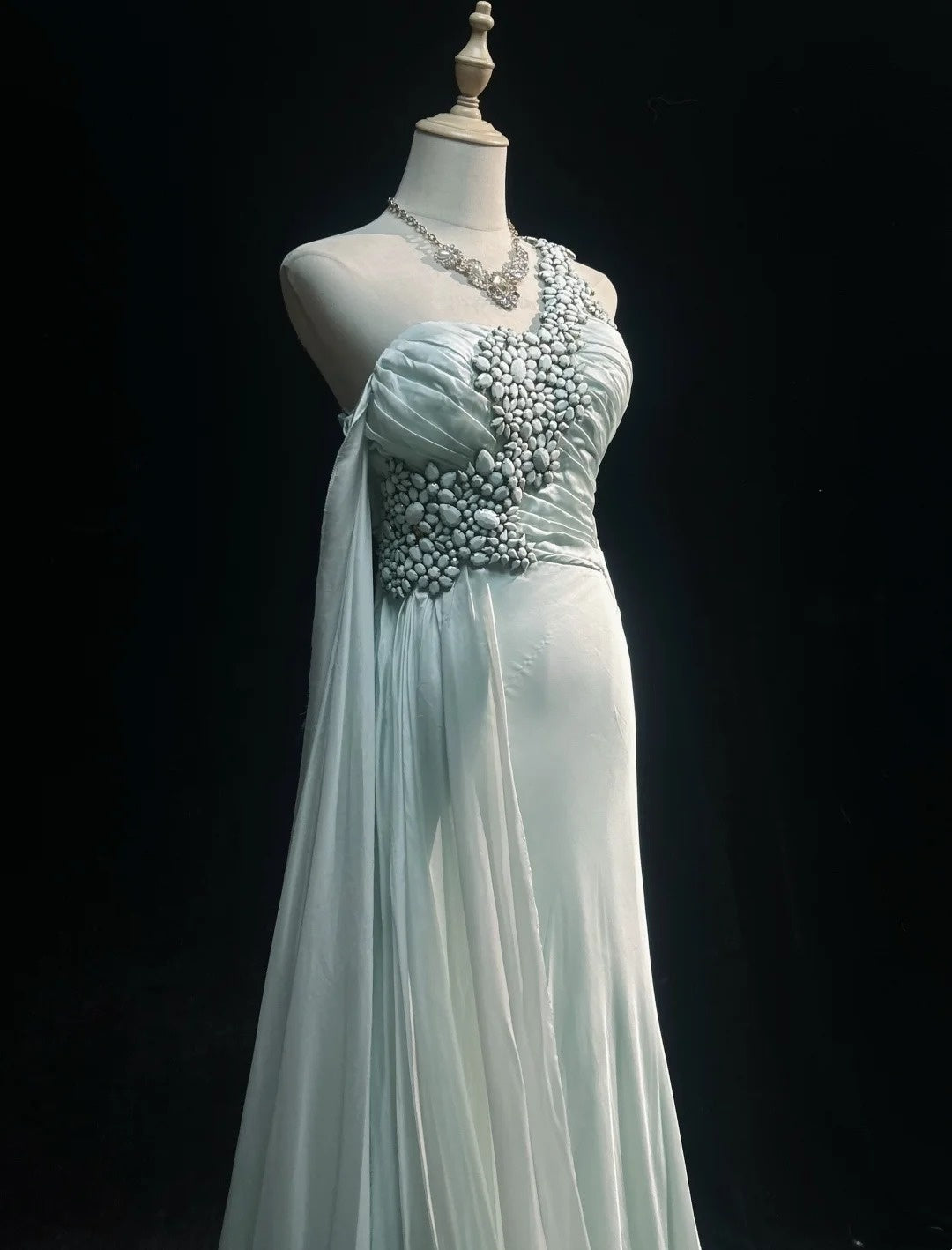 Belles Robes de Bal Trapèze Asymétrique Épaule Gauche Mousseline de Soie Vert Clair Ornée de Cristaux Longues Robes de Soirée Formelles N3678
