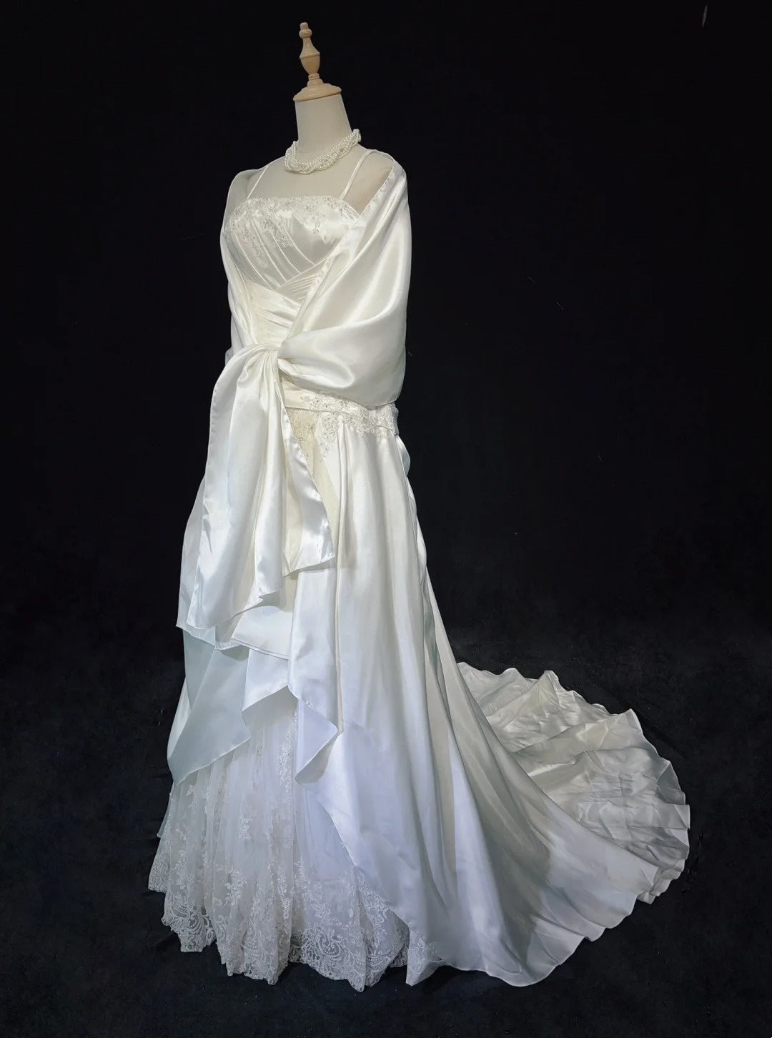 Einzigartige Brautkleider Meerjungfrau Spaghettiträger Elfenbein mit Rüschen Applikationen Langes Brautkleid N3631