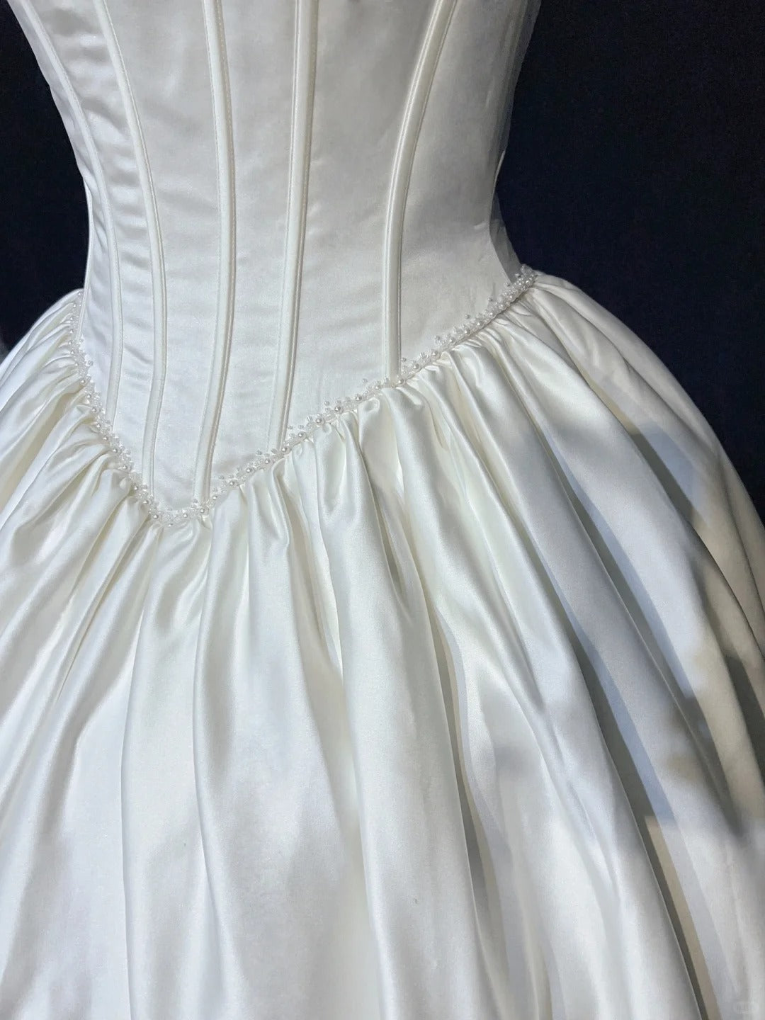 Einzigartige Hochzeitskleider, Ballkleid, Spaghettiträger, Weiß mit gerafften Perlen, langes Brautkleid N3629