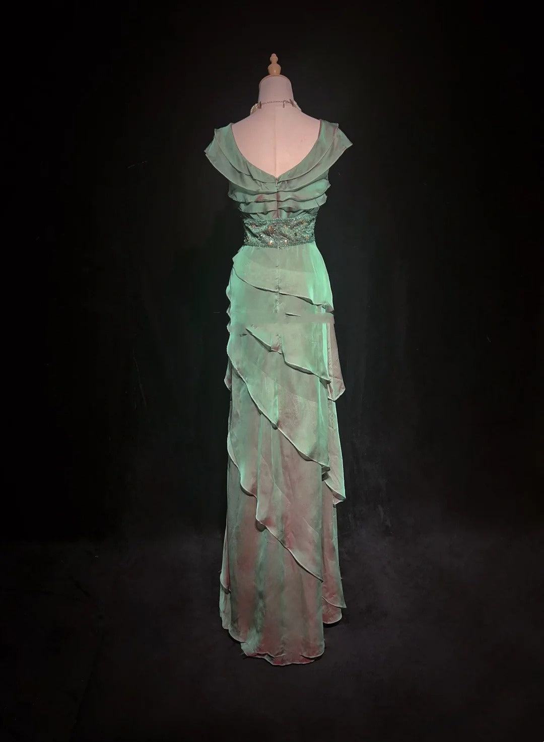 Elegante Abschlussballkleider A-Linie V-Ausschnitt Grün Stufenlagen Chiffon Mit Rüschen Langes Abendkleid N2897
