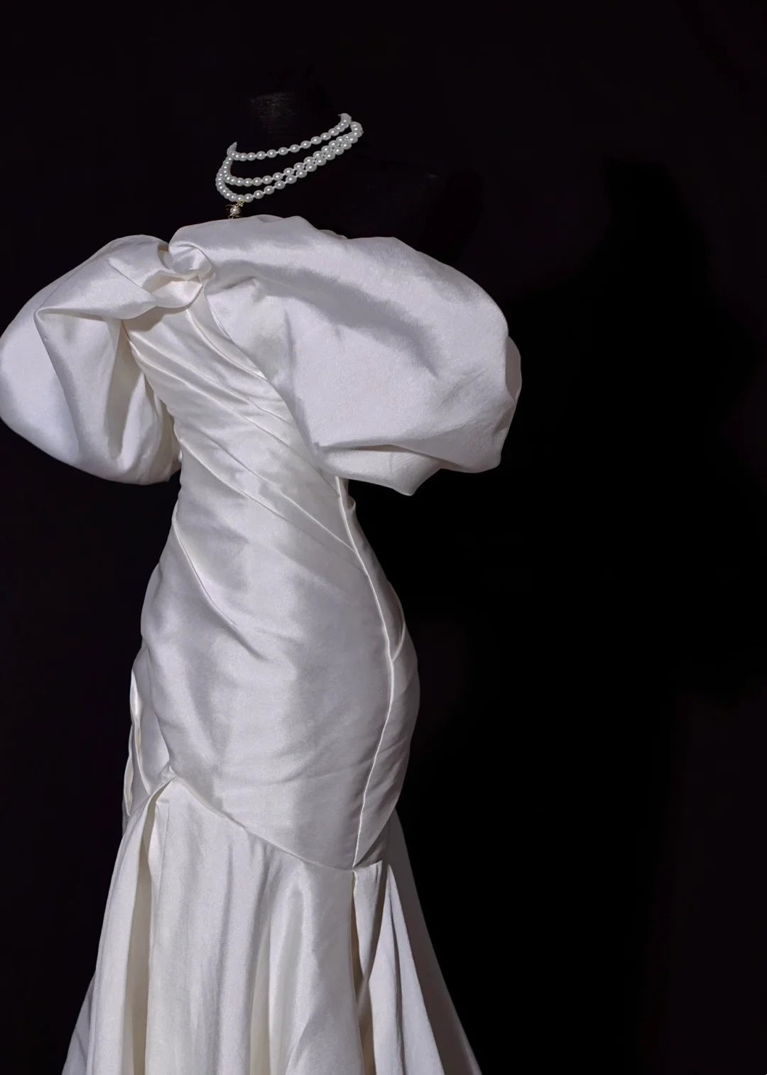 Robe de mariée classique sirène épaules dénudées en satin ivoire manches courtes, coupe ajustée AB2529