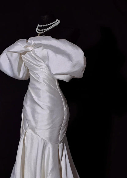 Robe de mariée classique sirène épaules dénudées en satin ivoire manches courtes, coupe ajustée AB2529