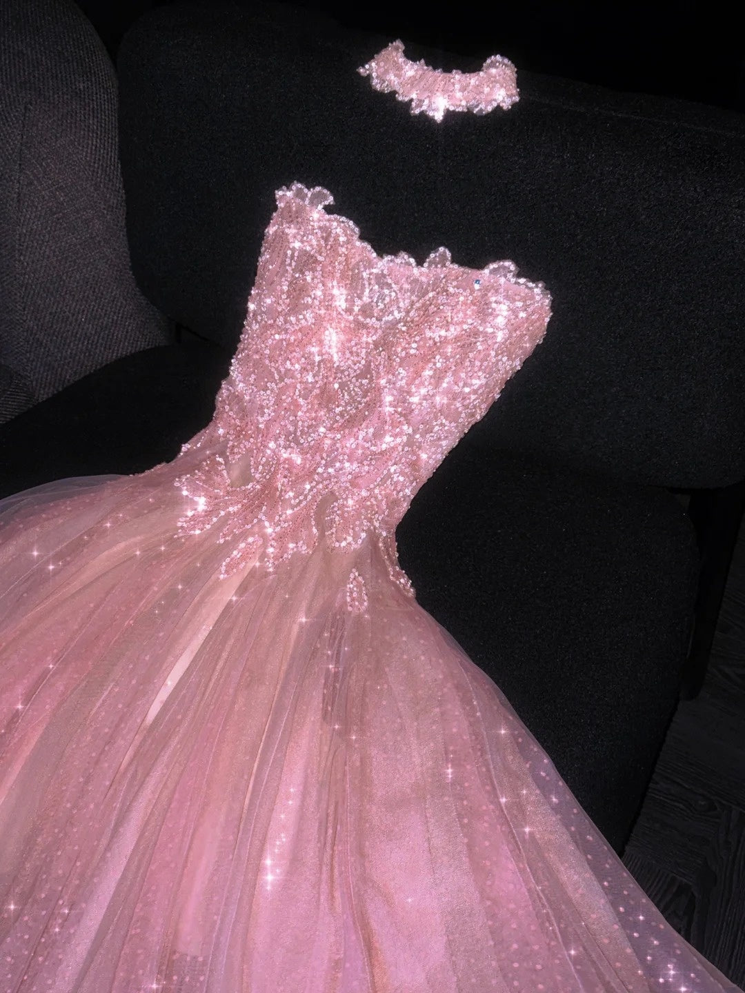 Robe de bal longue rose à pois, sans bretelles et pailletée, idéale pour une soirée formelle ou un 18e anniversaire (N735)