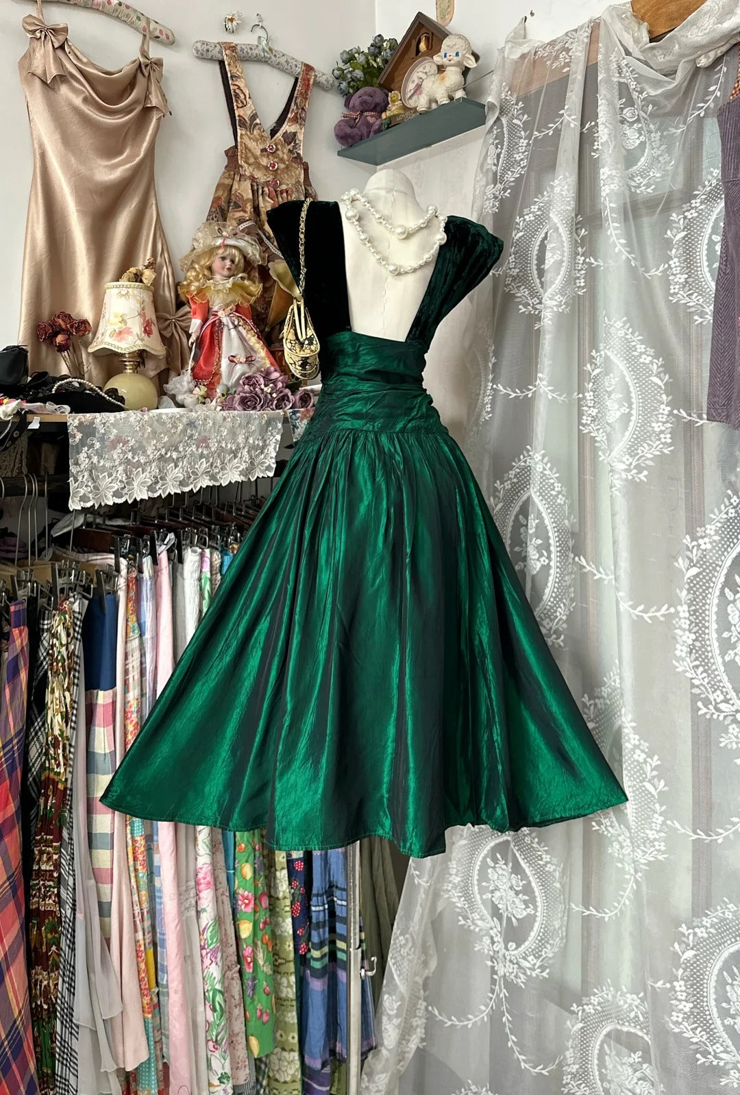 Robes de bal élégantes Col rond Vert foncé Satin Velours Sans manches Tenues de soirée formelles N3777