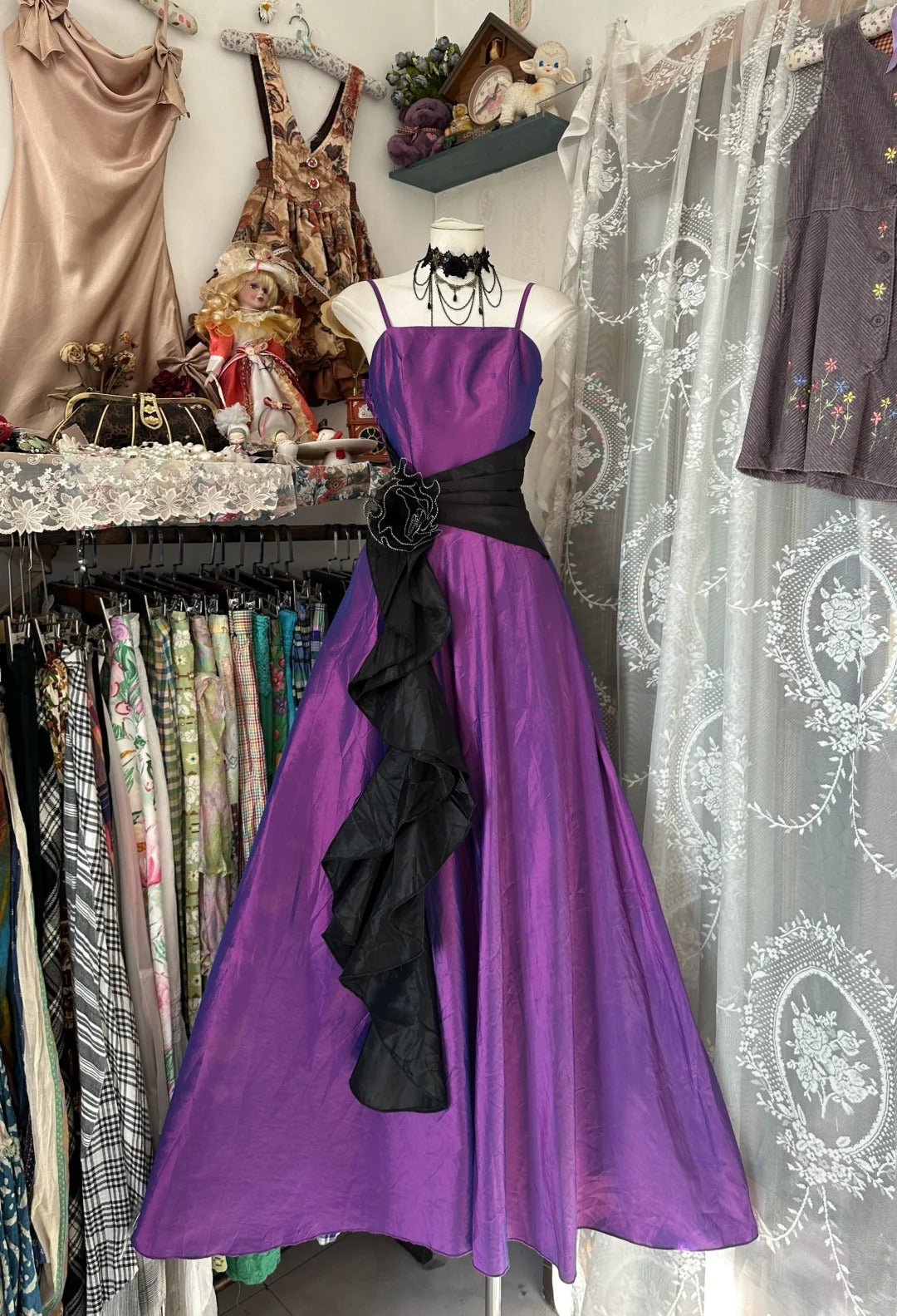 Robe de bal longue à bretelles spaghetti couleur raisin, coupe trapèze, avec cape, élégante et raffinée. Tenue de soirée formelle. N1081