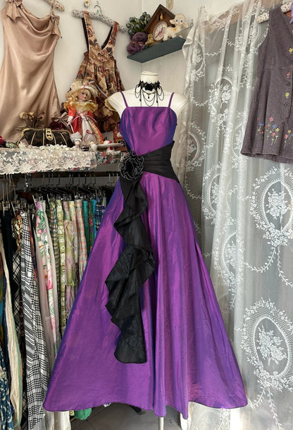 Robe de bal longue à bretelles spaghetti couleur raisin, coupe trapèze, avec cape, élégante et raffinée. Tenue de soirée formelle. N1081