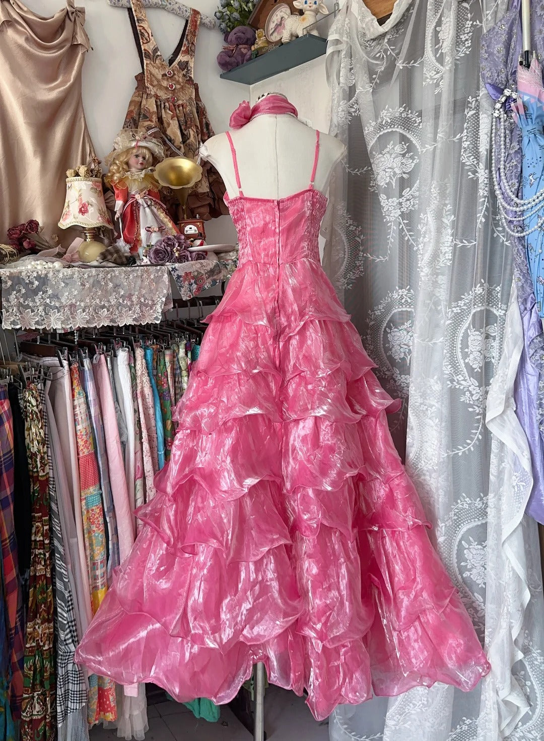 Robes de bal de promo élégantes en organza rose avec bretelles tour de cou et couches longues tenues de soirée formelles N3724
