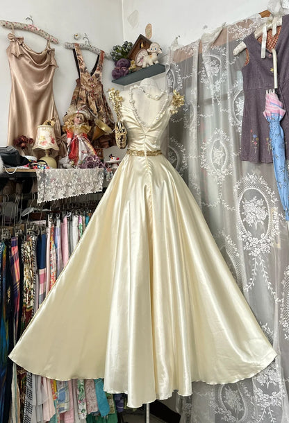 Robes de bal élégantes Col carré en satin doré sans manches Longues tenues de soirée formelles N3773